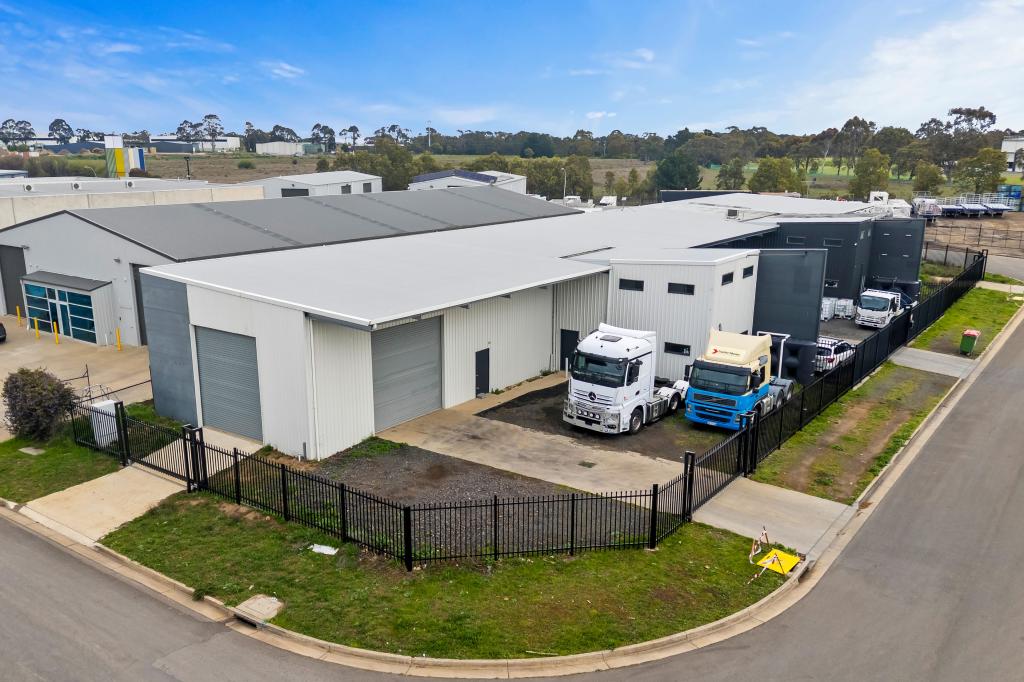 2 VILLIERS DR, WENDOUREE, VIC 3355