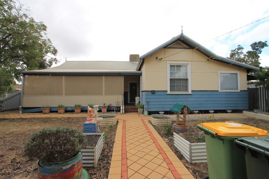 56 Coronation St, Merredin, WA 6415