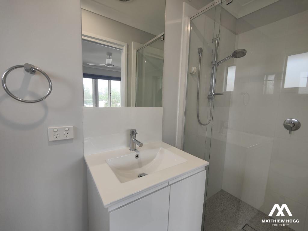 1/60 CURVE AVE, WYNNUM, QLD 4178