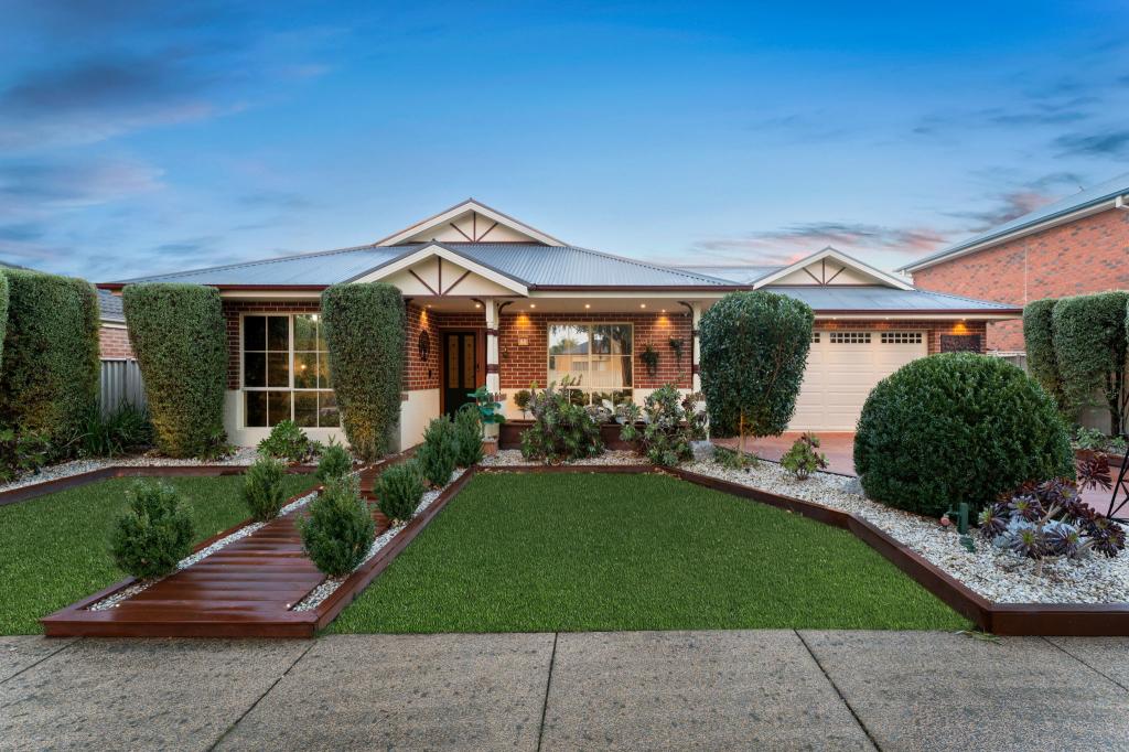 4 BARWON DR, PAKENHAM, VIC 3810