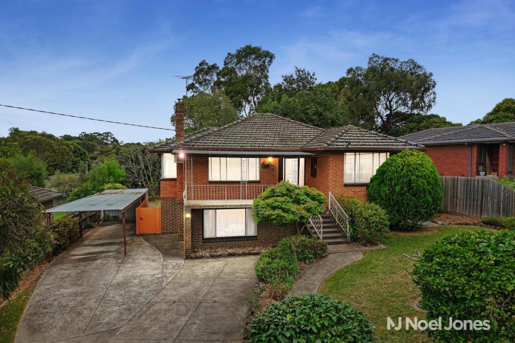 17 Larnook Cres, Mooroolbark, VIC 3138