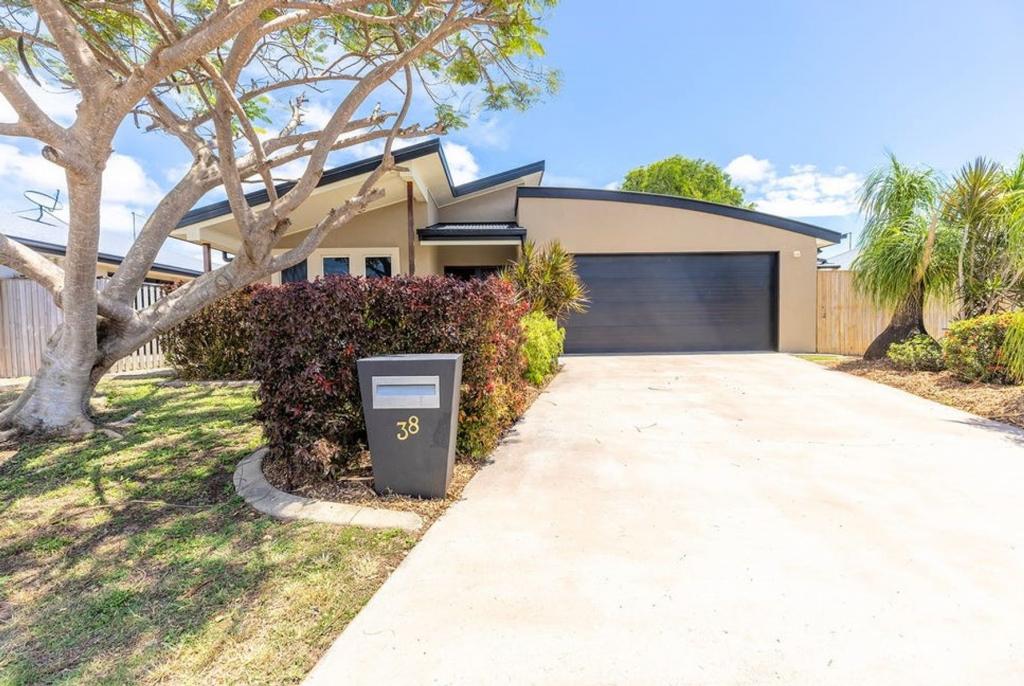 38 WHITEHAVEN DR, BLACKS BEACH, QLD 4740