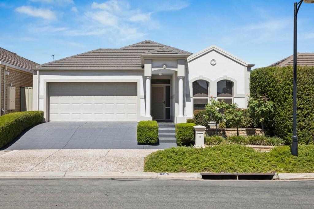 16 Mallard Cres, Mawson Lakes, SA 5095