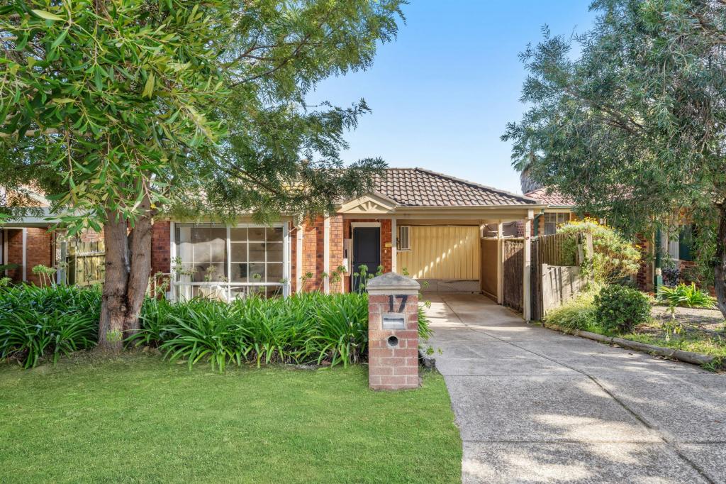 17 ADELAIDE CL, BERWICK, VIC 3806