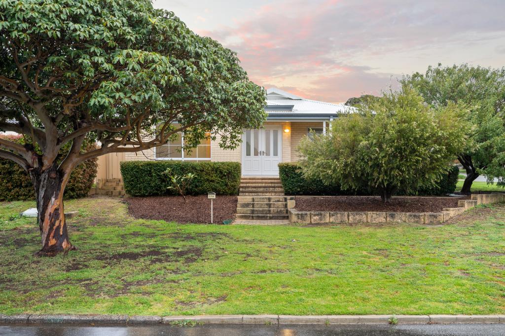17a Woodley Cres, Melville, WA 6156