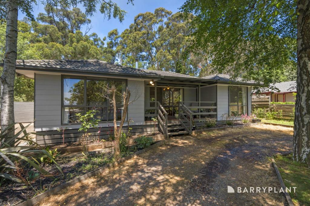 17 Kitchener Pde, Cockatoo, VIC 3781