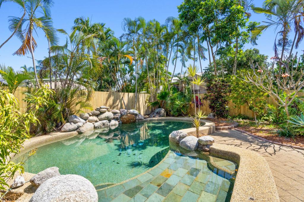 8 Carbeen Cl, Holloways Beach, QLD 4878
