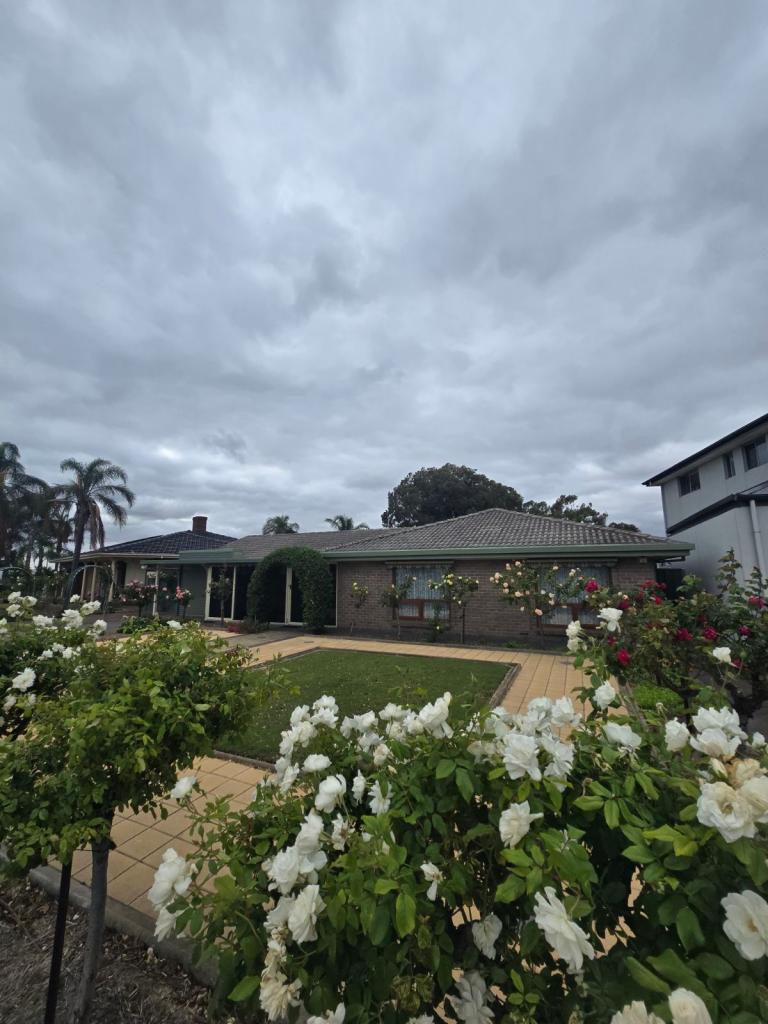 10 Settlers Dr, West Lakes, SA 5021