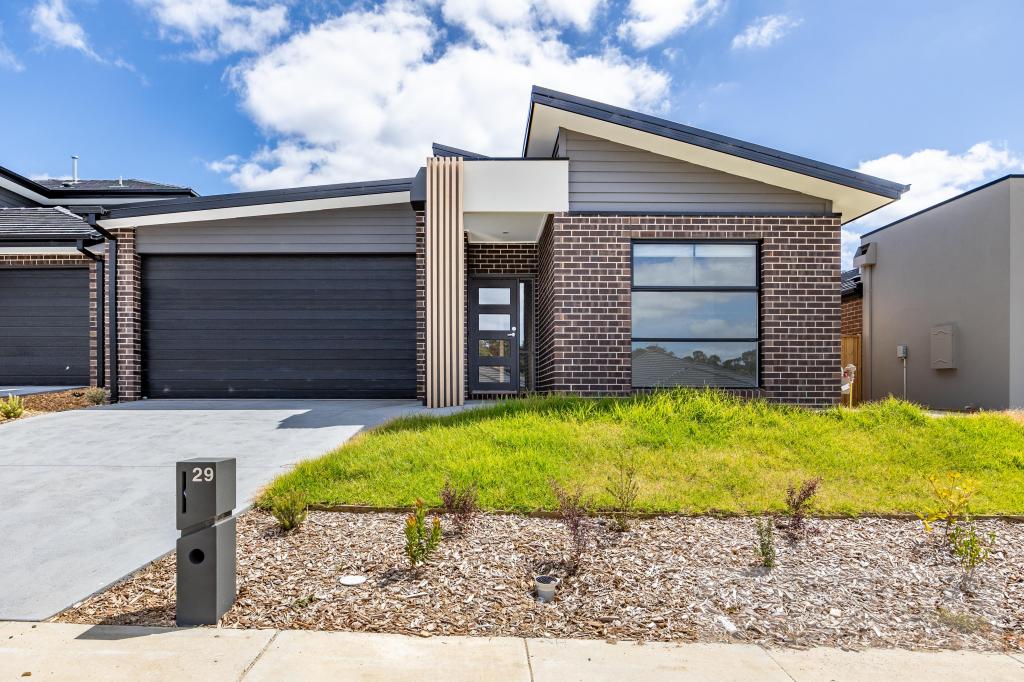 29 ALLAN CL, PAKENHAM, VIC 3810
