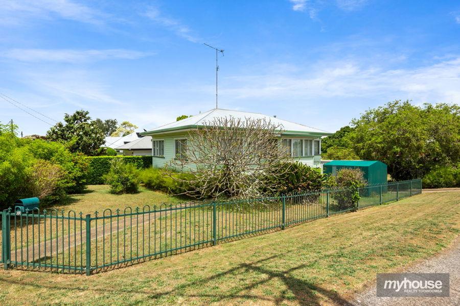 1 Beatty St, Mount Lofty, QLD 4350