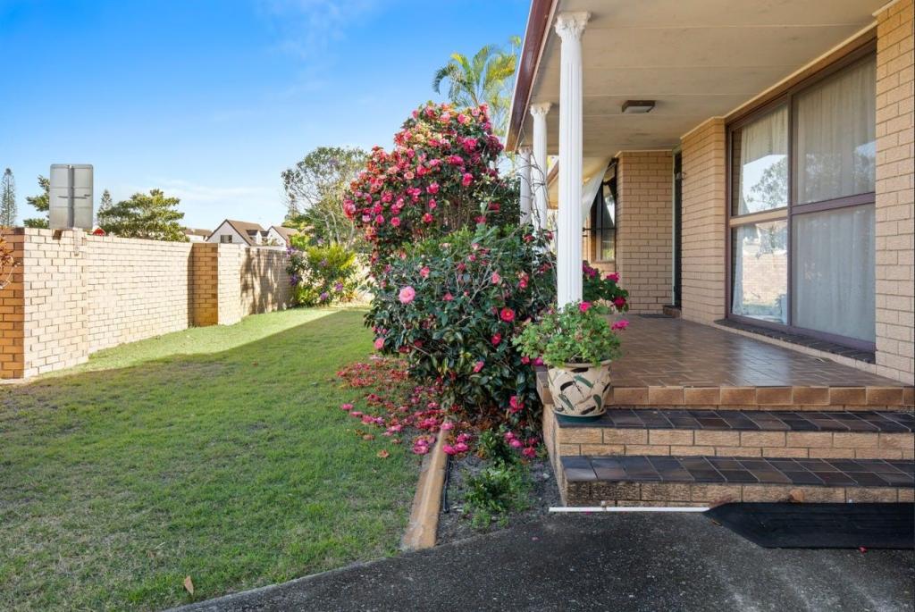 69 Surfers Ave, Mermaid Waters, QLD 4218