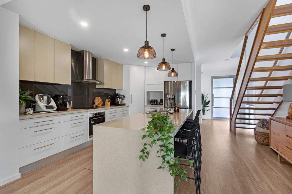2/35 Sunshine Pde, Miami, QLD 4220