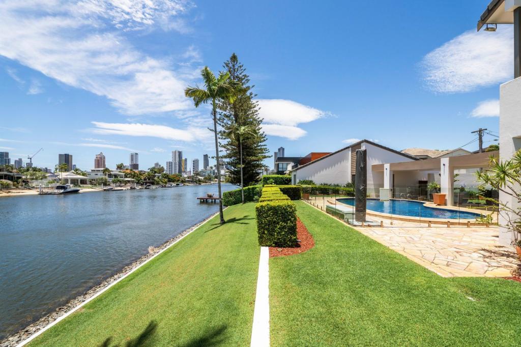 2 Beverley Cres, Broadbeach Waters, QLD 4218