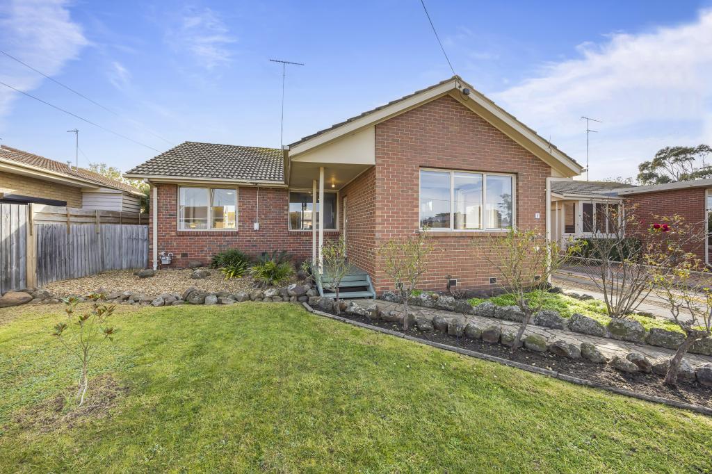 8 Fidge Cres, Breakwater, VIC 3219