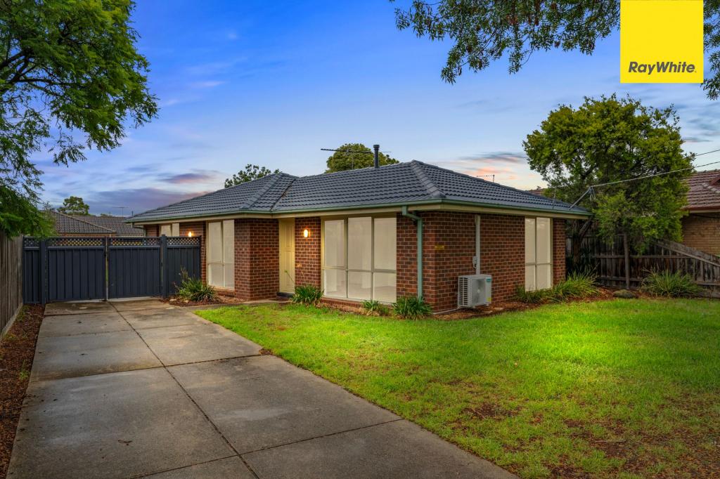 35 First Ave, Melton South, VIC 3338