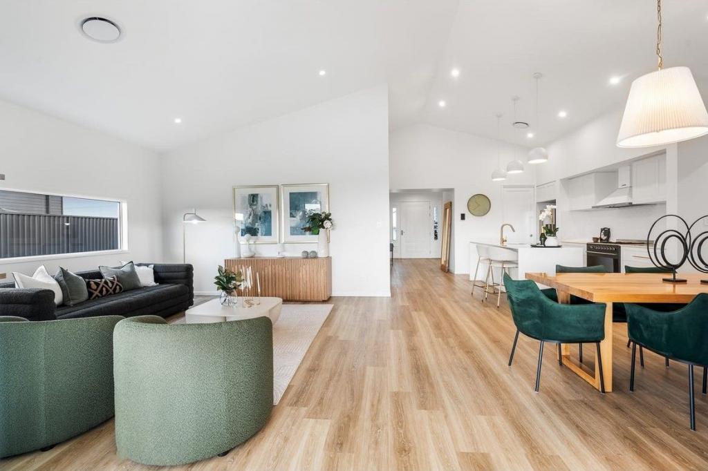 8 GOSHAWK ST, GLASS HOUSE MOUNTAINS, QLD 4518