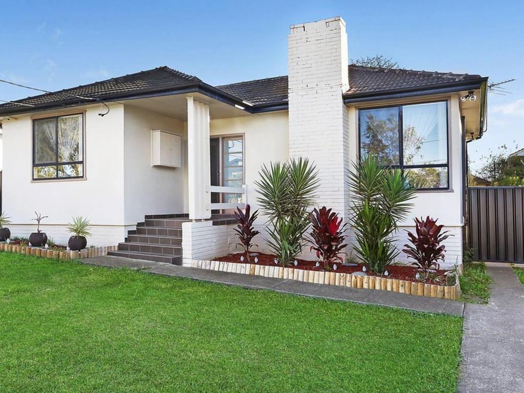 4 Tempe St, Greenacre, NSW 2190