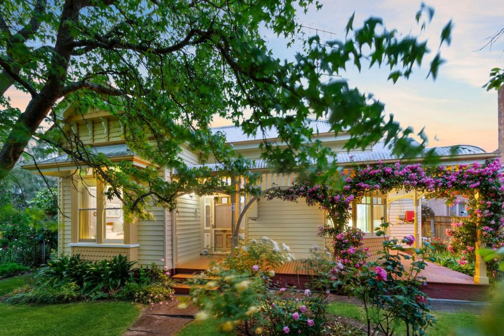 17 GRAVESEND ST, COLAC, VIC 3250