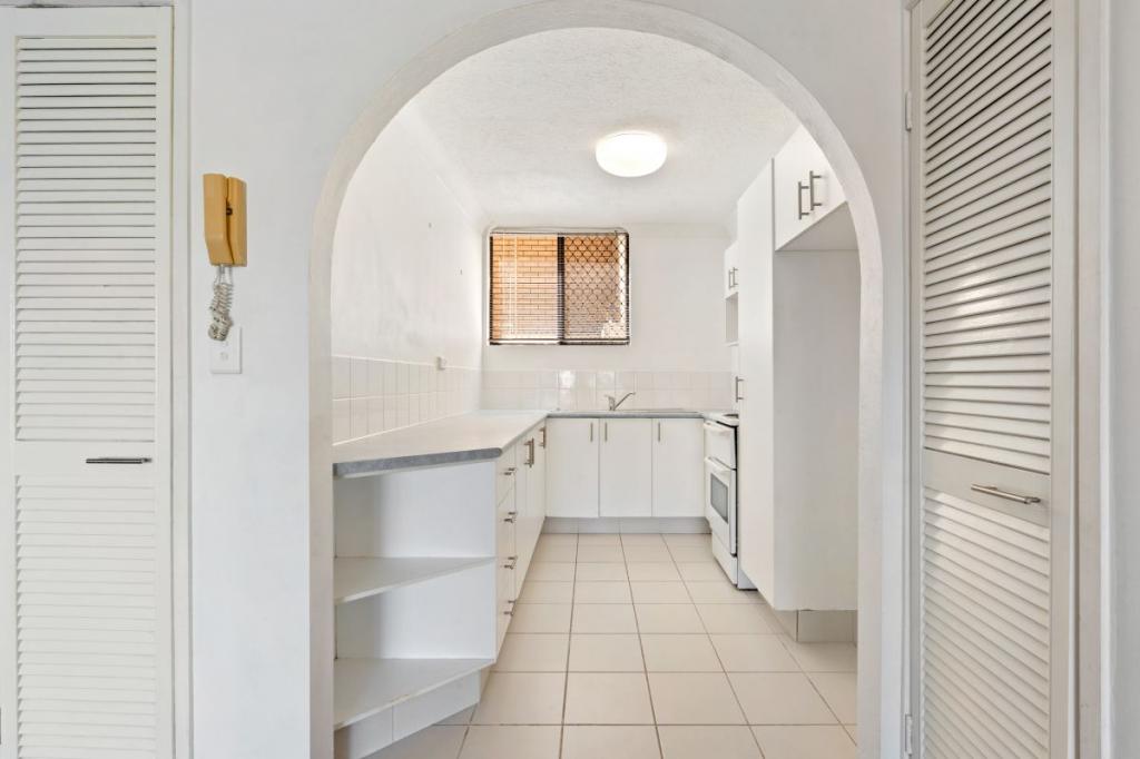 2/18 Sunshine Bvd, Broadbeach Waters, QLD 4218