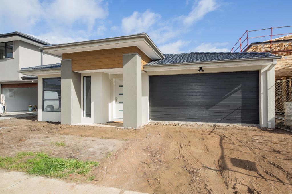 8 Floyd Cct, Cranbourne, VIC 3977