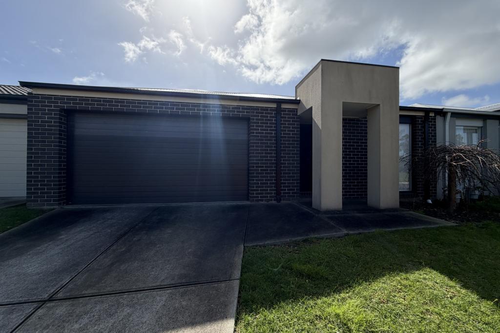 15 PINNACLE DR, PAKENHAM, VIC 3810