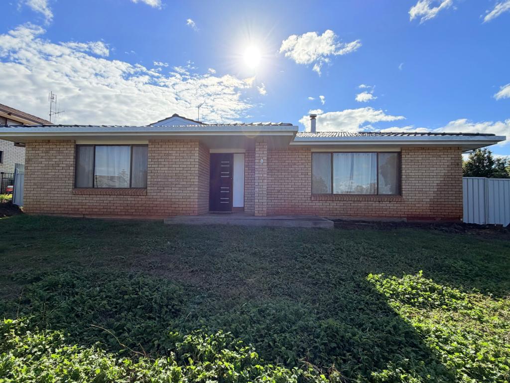 8 Hillcrest Ave, Parkes, NSW 2870