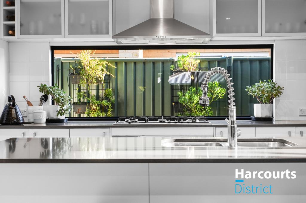 25 Karlak Cct, Forrestfield, WA 6058