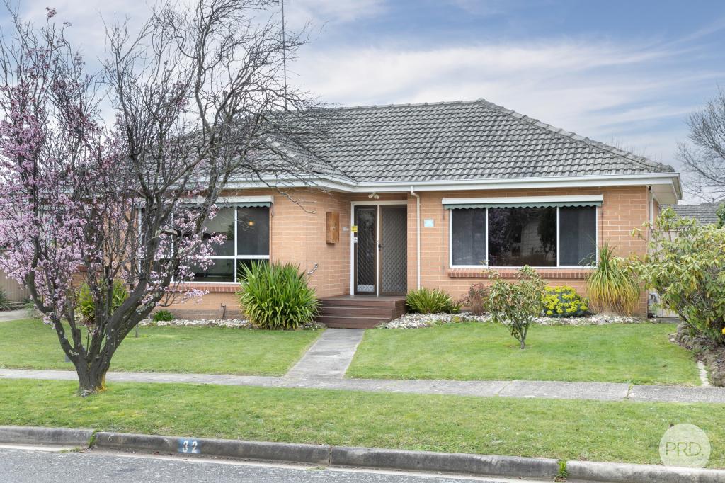32 GRANDVIEW GR, WENDOUREE, VIC 3355