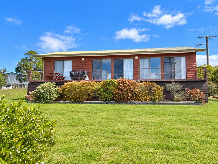 37 BRADY ST, MALLACOOTA, VIC 3892