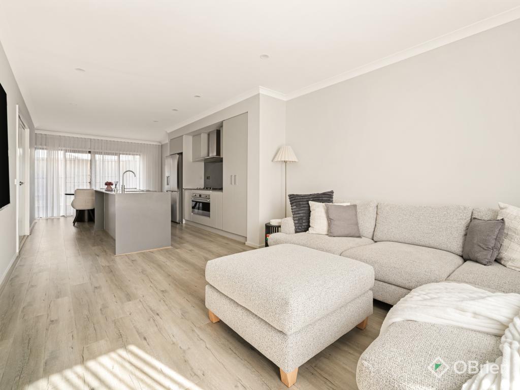 31 GRAZIERS CRES, CLYDE NORTH, VIC 3978