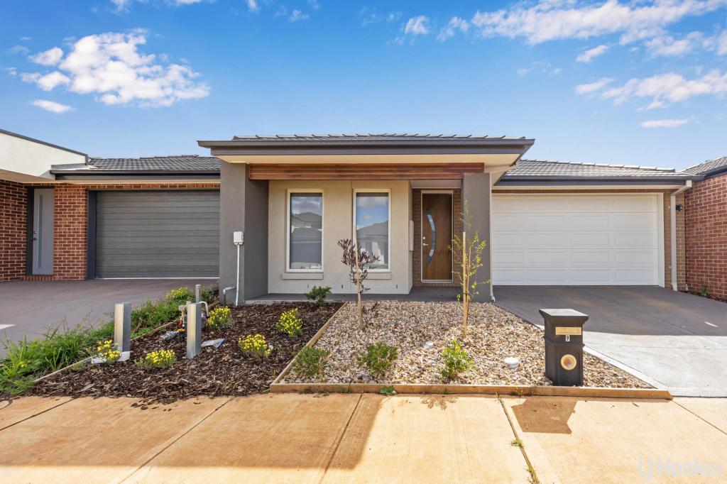 9 Trondheim St, Rockbank, VIC 3335