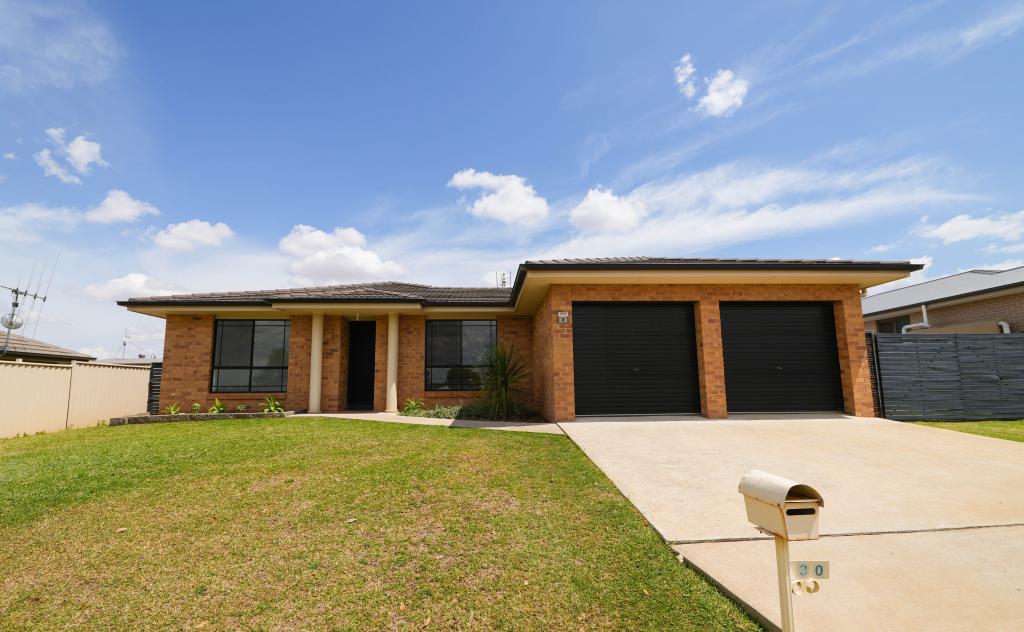 30 Blaxland St, Parkes, NSW 2870