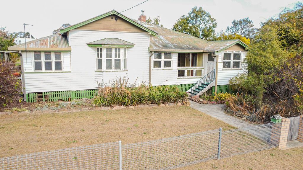 9 Albert St, Crows Nest, QLD 4355