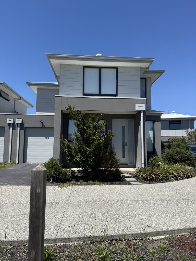 2 Lyell Pl, Pakenham, VIC 3810