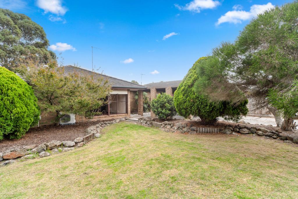 8 Bunarong Dr, Frankston, VIC 3199