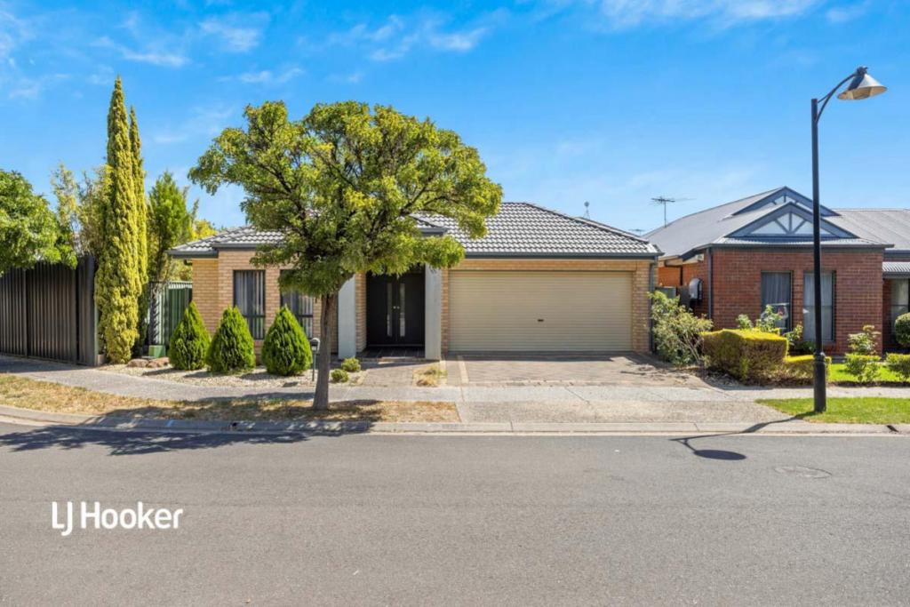 17 Weatherstone Cres, Mawson Lakes, SA 5095