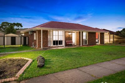 70 Gipps Cres, Cranbourne North, VIC 3977