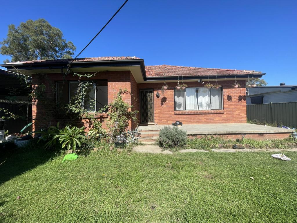 7 Lochee Ave, Minto, NSW 2566