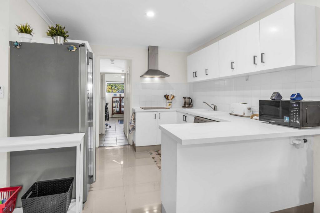 1/6 Robin Joy Cl, Labrador, QLD 4215