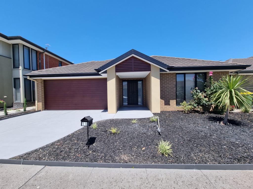 11 PAGE CL, PAKENHAM, VIC 3810