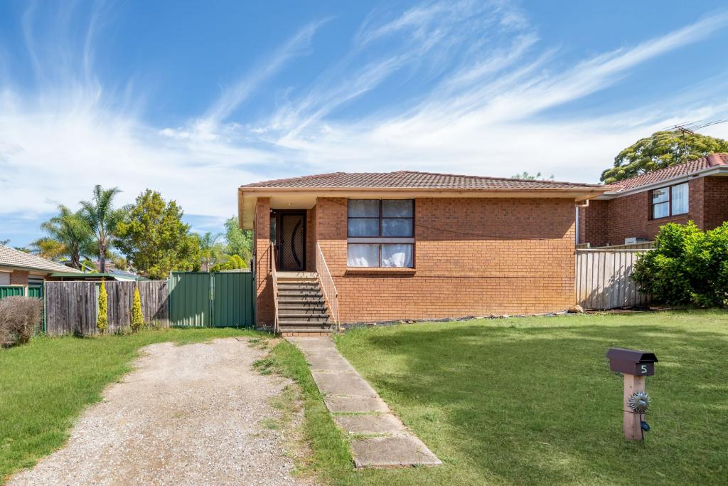 5 Gargery St, Ambarvale, NSW 2560