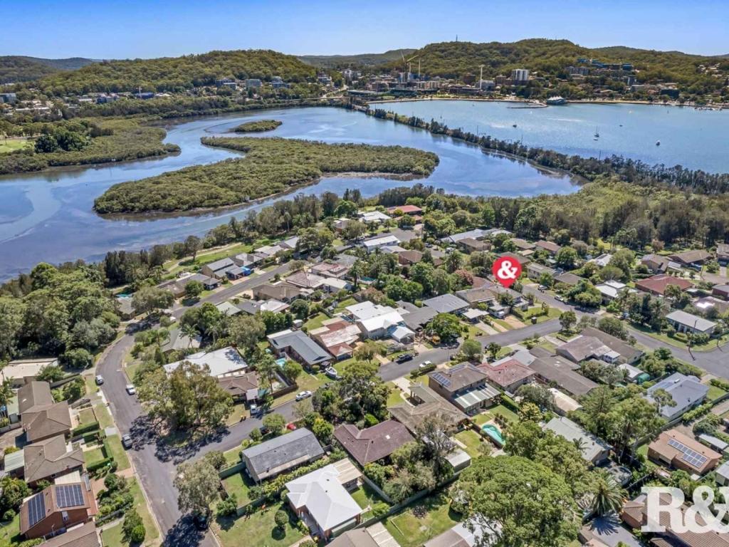 1/2 Brentwood Ave, Point Clare, NSW 2250