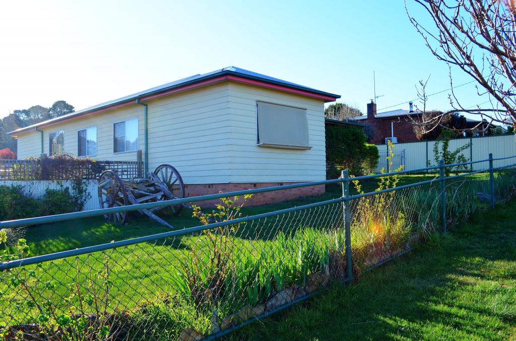 6 Chalker St, Adaminaby, NSW 2629