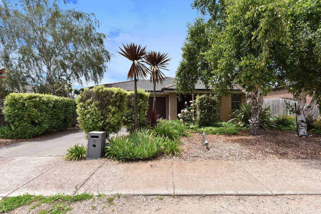 9 LANCELOT CRES, LANCEFIELD, VIC 3435