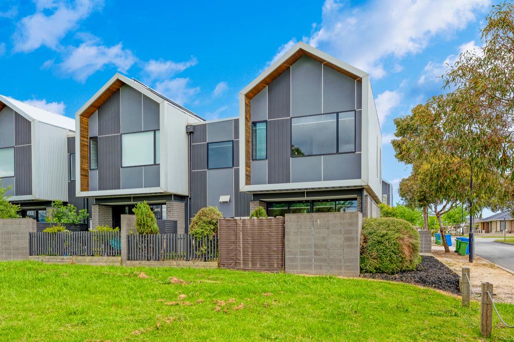 18 Windward Lane, Cranbourne West, VIC 3977