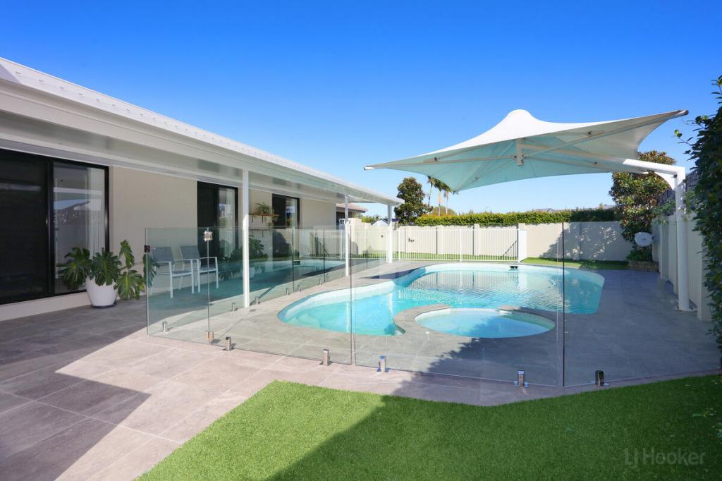 3 Seabreeze St, Paradise Point, QLD 4216