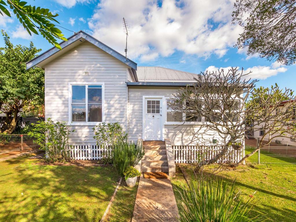 119 OAKLEY AVE, EAST LISMORE, NSW 2480
