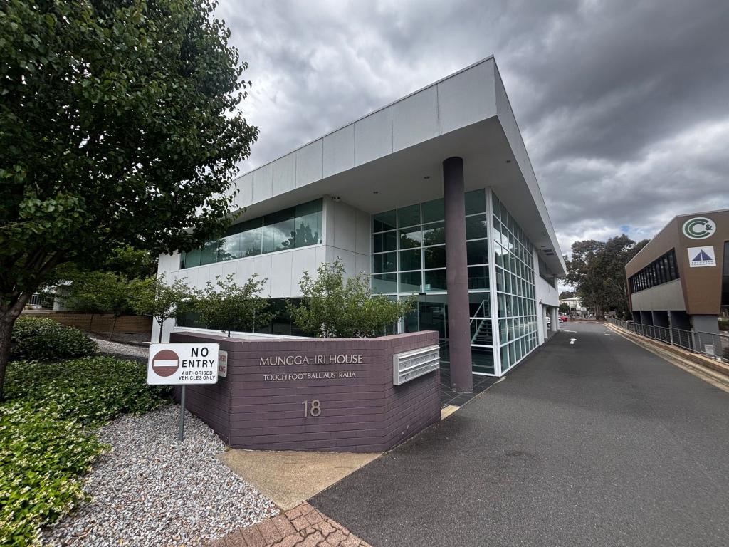 4/18 NAPIER CL, DEAKIN, ACT 2600