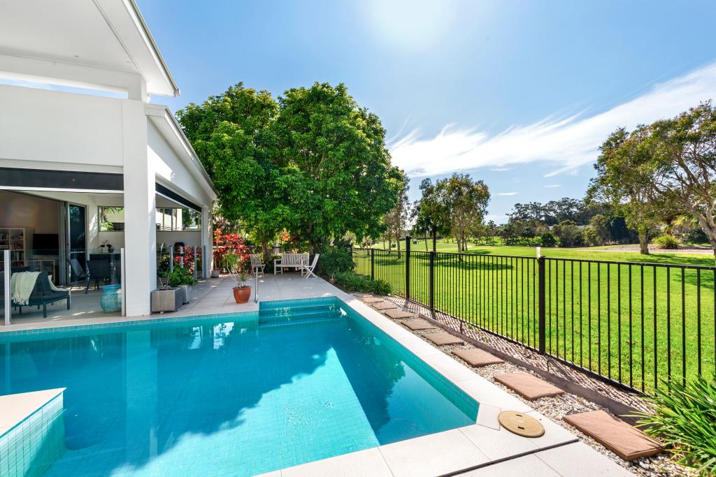 2272 Banksia Lakes Dr, Hope Island, QLD 4212