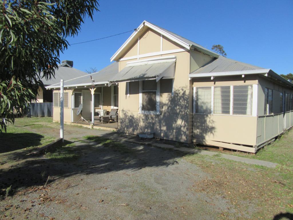 12 Robertson St, Carnamah, WA 6517